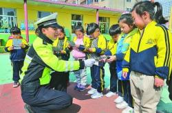 交通安全意識從小抓起！日本超名小學生獲發自行車駕照